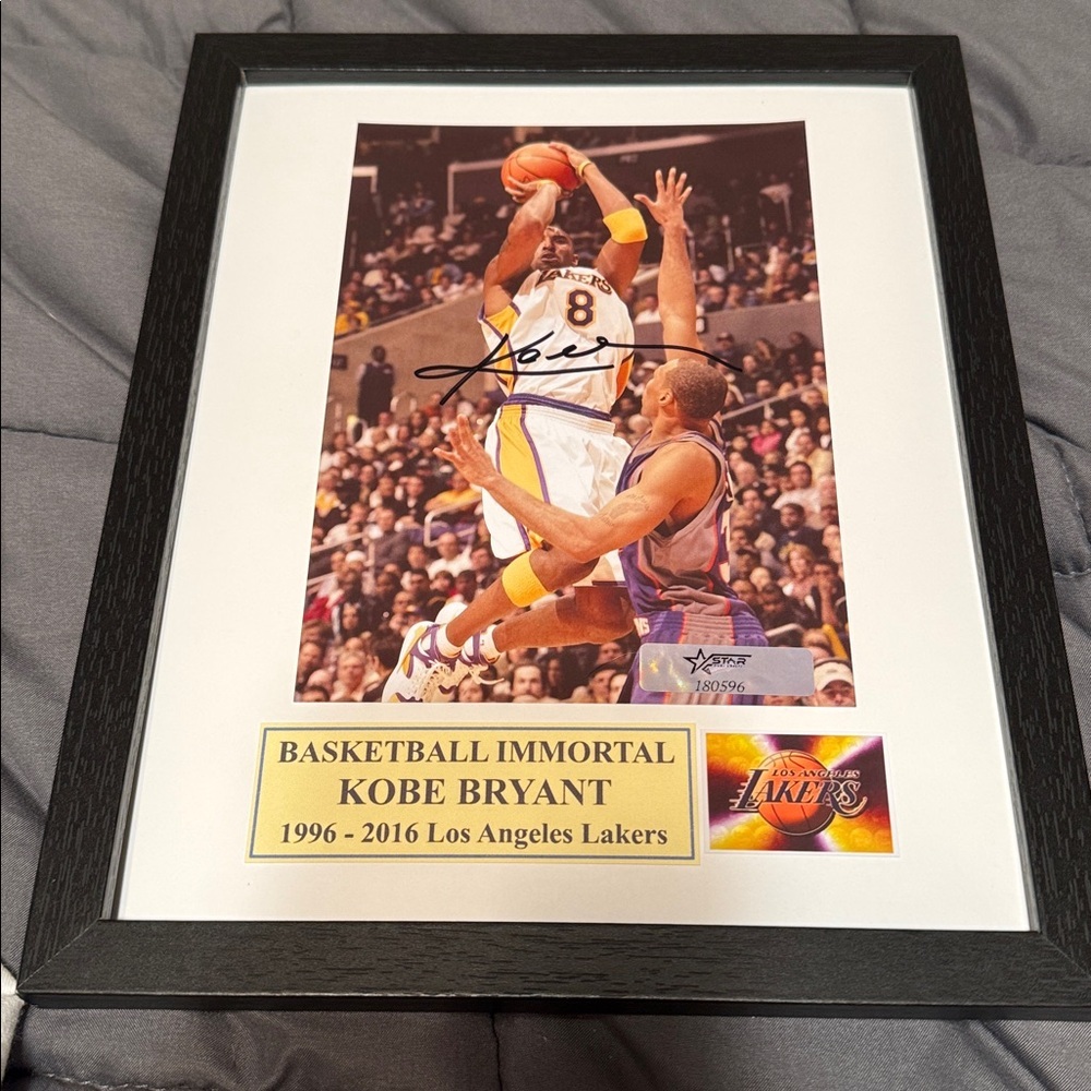 - Kobe Bryant Los Angeles Lakers signed photo